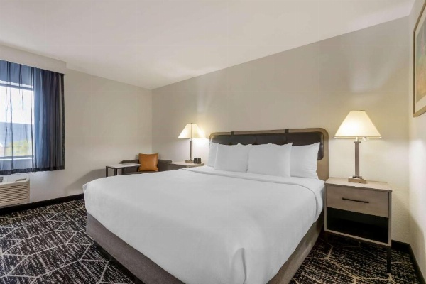 La Quinta Inn & Suites by Wyndham Des Moines West Clive image 26