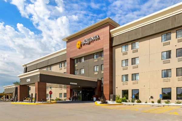 La Quinta Inn & Suites by Wyndham Des Moines West Clive image 3